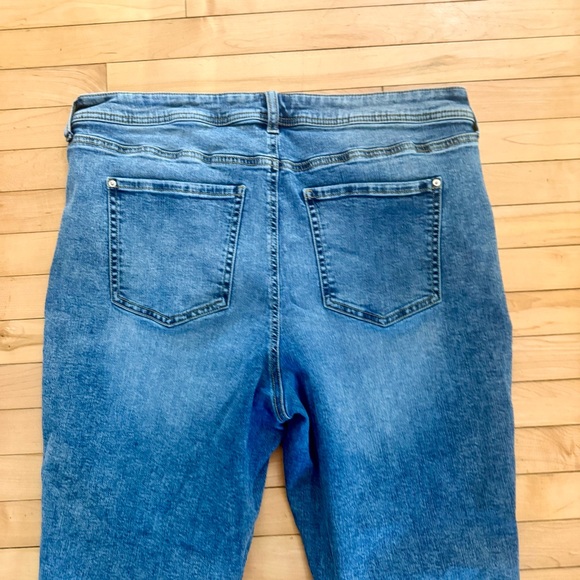 Slightly Curvy Blue Cropped Jeans - Picture 4 of 6